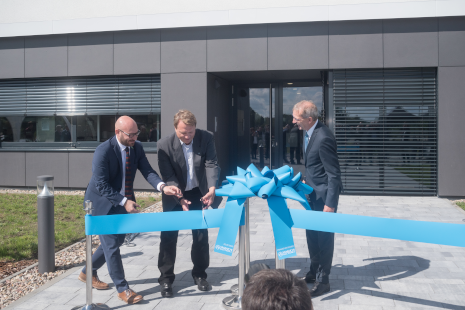 Helge Puhlmann (Mitte), European Präsident von Yamaichi Electronics, René Wilke (links), Oberbürgermeister der Stadt Frankfurt/Oder und Hendrik Fischer, Staatssekretär im Ministerium für Wirtschaft, Arbeit und Energie des Landes Brandenburg, nahmen die symbolische Eröffnung des neuen Werkes vor.