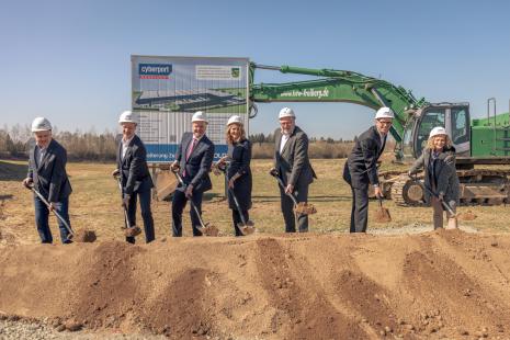 Setzen gemeinsam den ersten Spatenstich (v.l.n.r.): Volkmar Schreiter, Steffen Köhler, Martin Weiss, Aliz Tepfenhart, Matthias Damm, Christoph Knoch-Weber, Ines Fröhlich