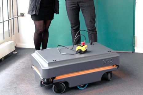 Ein Transport-Roboter wird im Einsatz getestet. (Foto: Tommy Halfter)