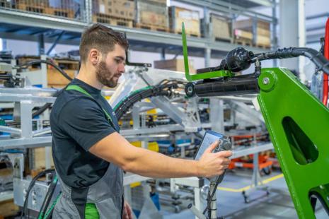 Noch werden viele der in Hohenmölsen produzierten Teile extern lackiert. Ein neues, kontinuierlich betriebenes Lackierzentrum soll die Effizienz stark erhöhen. LogistikPlan  entwickelte einen Entwurf für das Transportgestell, welches die Lackiergestelle aufnimmt, definierte dessen funktionale Anforderungen und gestaltete die Rüstarbeitsplätze.   Foto: AGCO