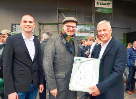 Grüner Akzent zum Richtfest in Hohenmölsen: Geschäftsführer Dr. Thomas Schneiderheinze nimmt von LogistikPlan (Fabrikplaner Jean-Claude Palm und GF Stefan Gärtner v.l.n.r.) eine Urkunde für die Pflanzung von 25 Bäumen entgegen